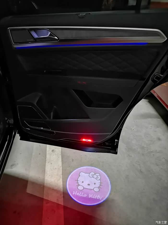 新换上的右后车门门灯卡通图案.