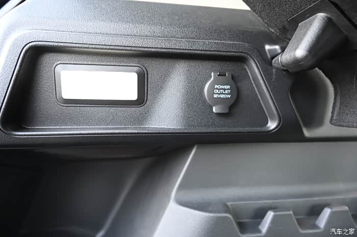 同时后备箱配备12v120w电源接口.