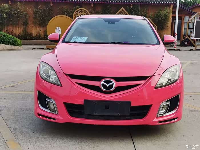 贴了粉色车衣的马自达睿翼轿跑很骚气