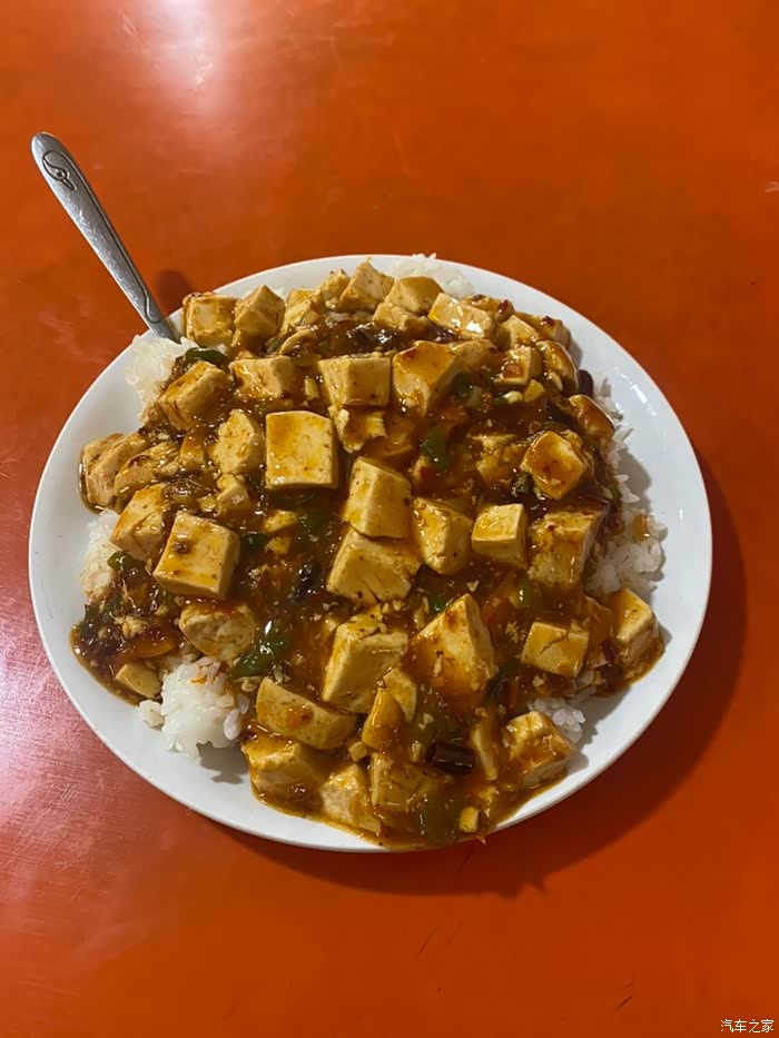 小小的餐馆,就是老小区楼下的那种,麻辣豆腐饭,味道不错.