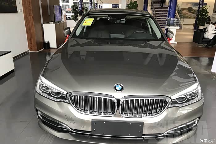 可能是光线问题吧,铂金银和去年有的两个色比,有镀银的质感