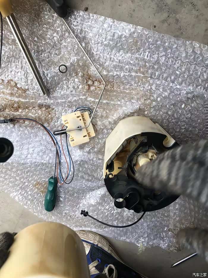 13款奥迪a4l35tfsi更换汽油泵总成教程