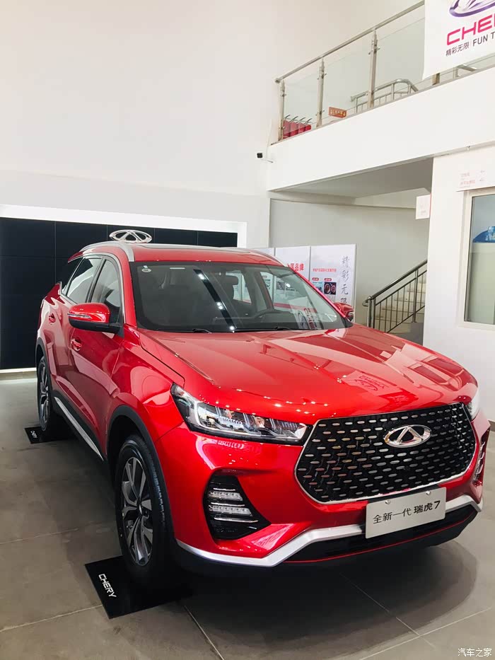 奇瑞瑞虎7火红的颜色枫叶一样