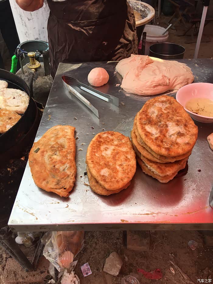 第二,我们这叫肉盒子,用面裹住掺入粉条肉馅,扎成饼,用平底铁锅油炸