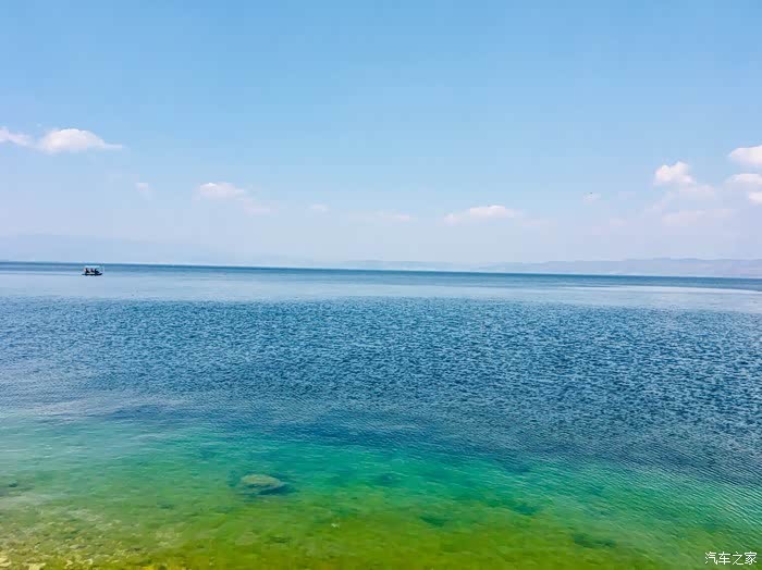 清澈的湖水,幽蓝的天空,再加一艘小船,是一种别具一格的美!