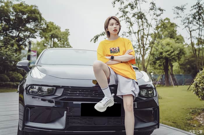 感觉她很有扮演纨绔子弟的潜质啊,这个坐在车头的姿势很适合用来撩