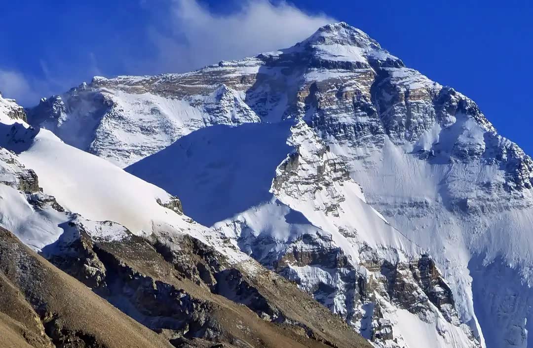 玉龙雪山的主峰扇子陡,虽然海拔没有珠峰高,但是它十分的陡峭