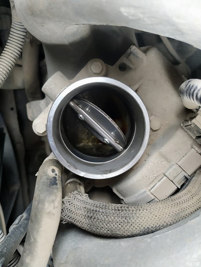 发动机进气支管内有机油是怎么回事?