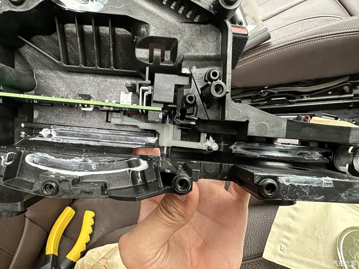 停车时应施加驻车制动,宝马x1更换挂档弹簧