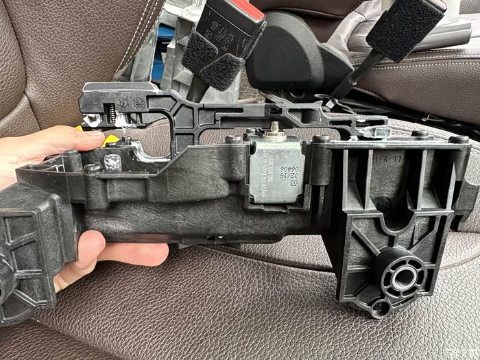 停车时应施加驻车制动,宝马x1更换挂档弹簧