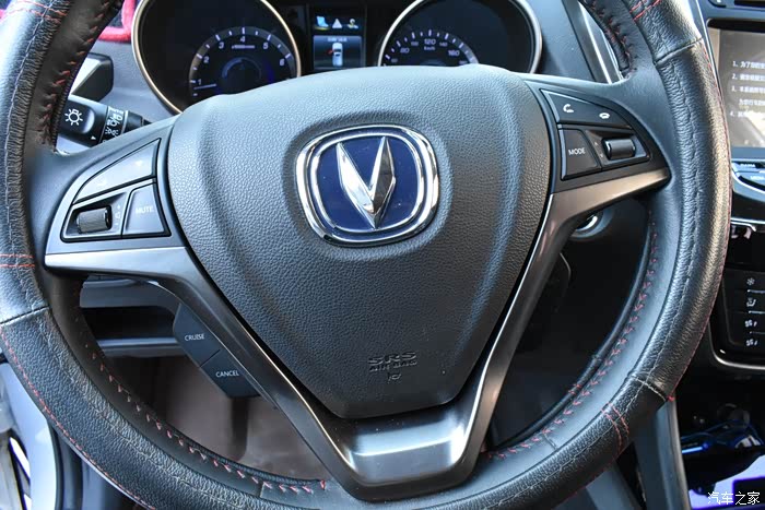 长安cs75的多功能方向盘还是很不错的,实用性高