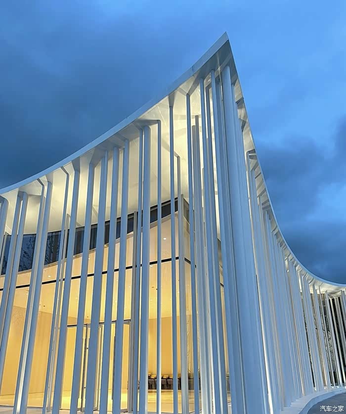 山林中的白色礼堂安静又浪漫