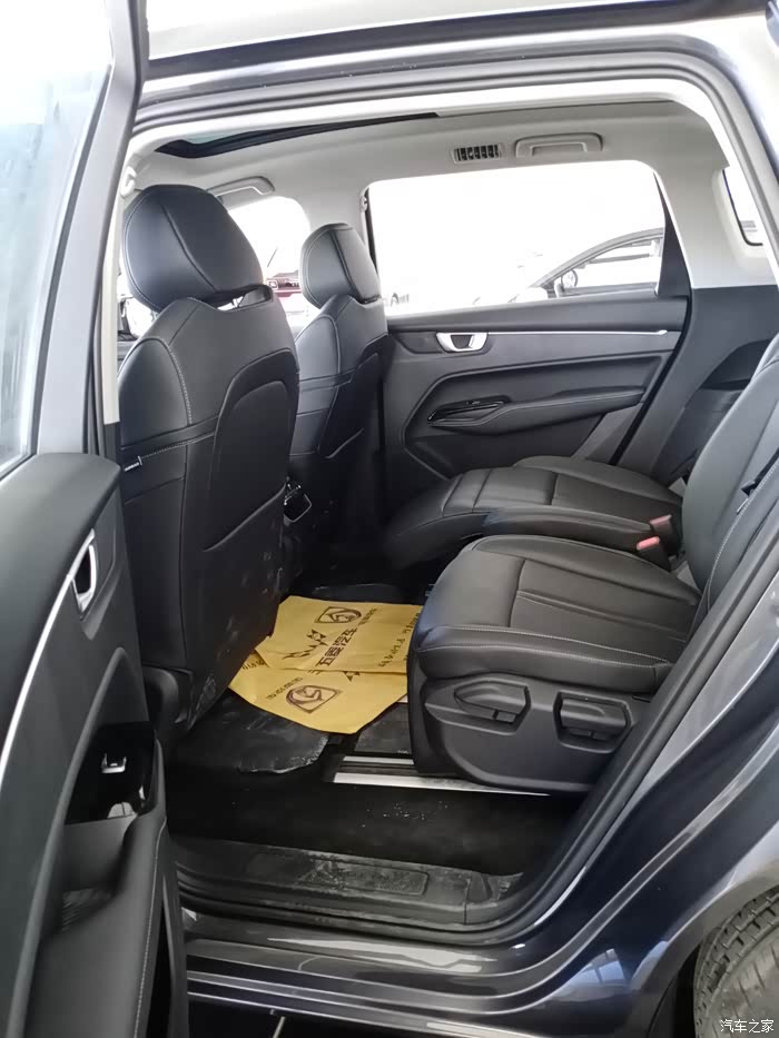 挂五菱全球银标的首款新车——凯捷