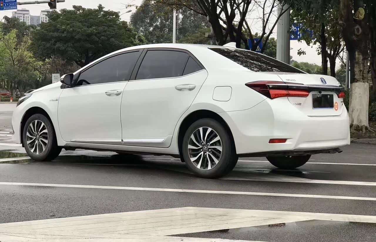 17款卡罗拉双擎真的帅气