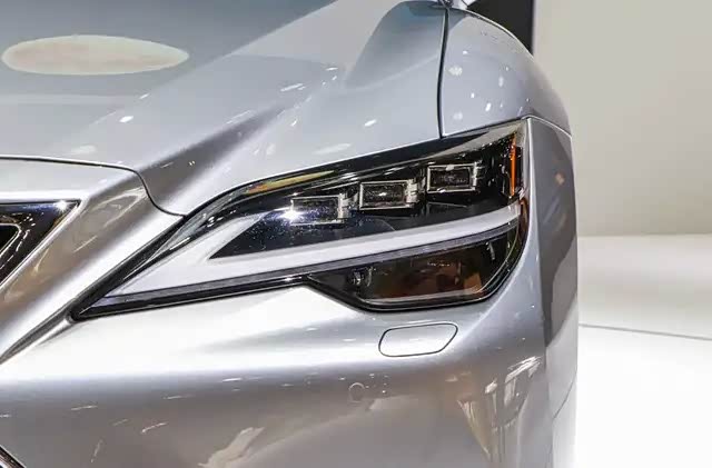 侧车身的线条质感并不常规,用独特的手法将其呈现在车身