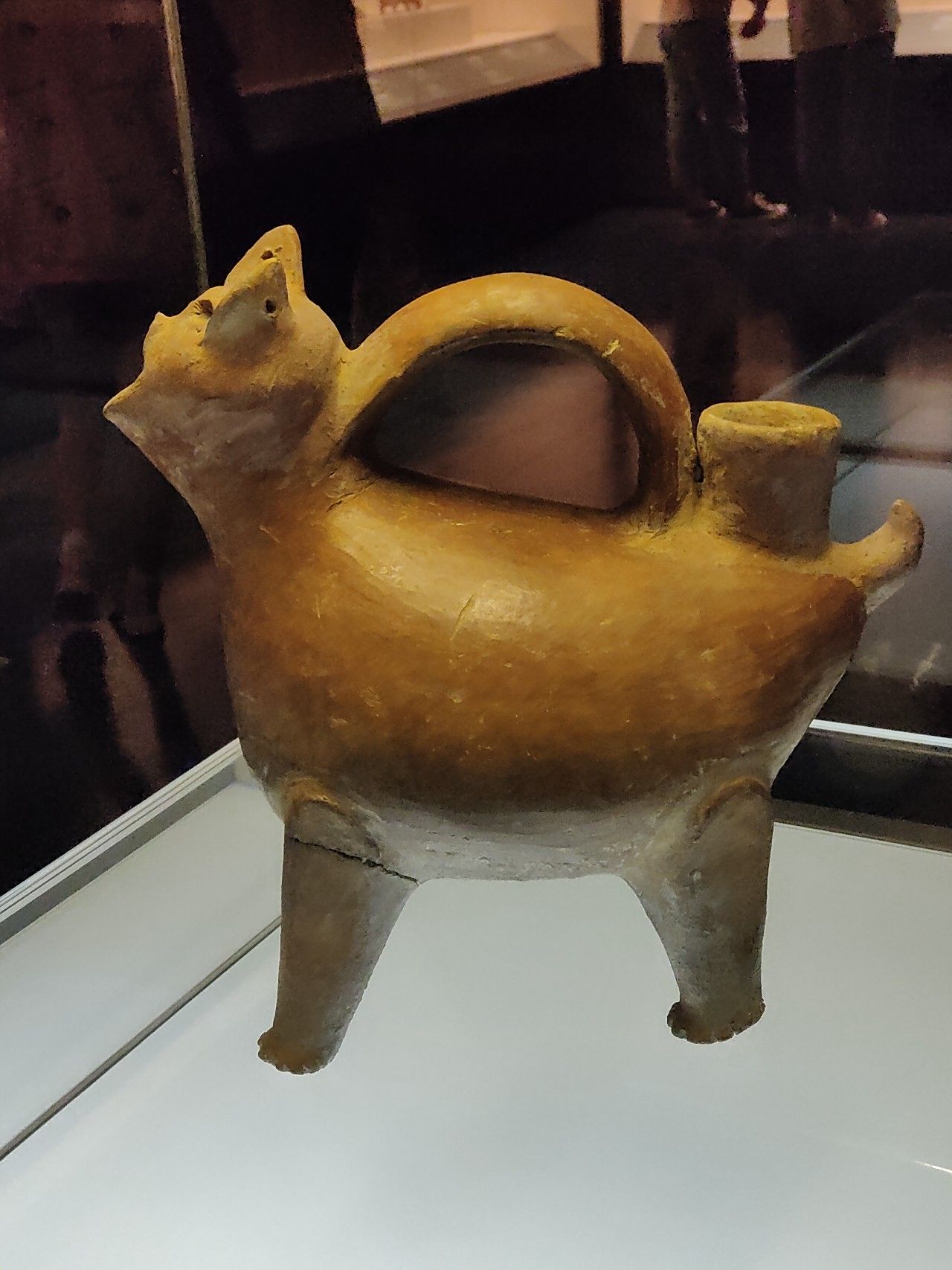 红陶兽形壶,塑造成了小猪的形象,十分可爱