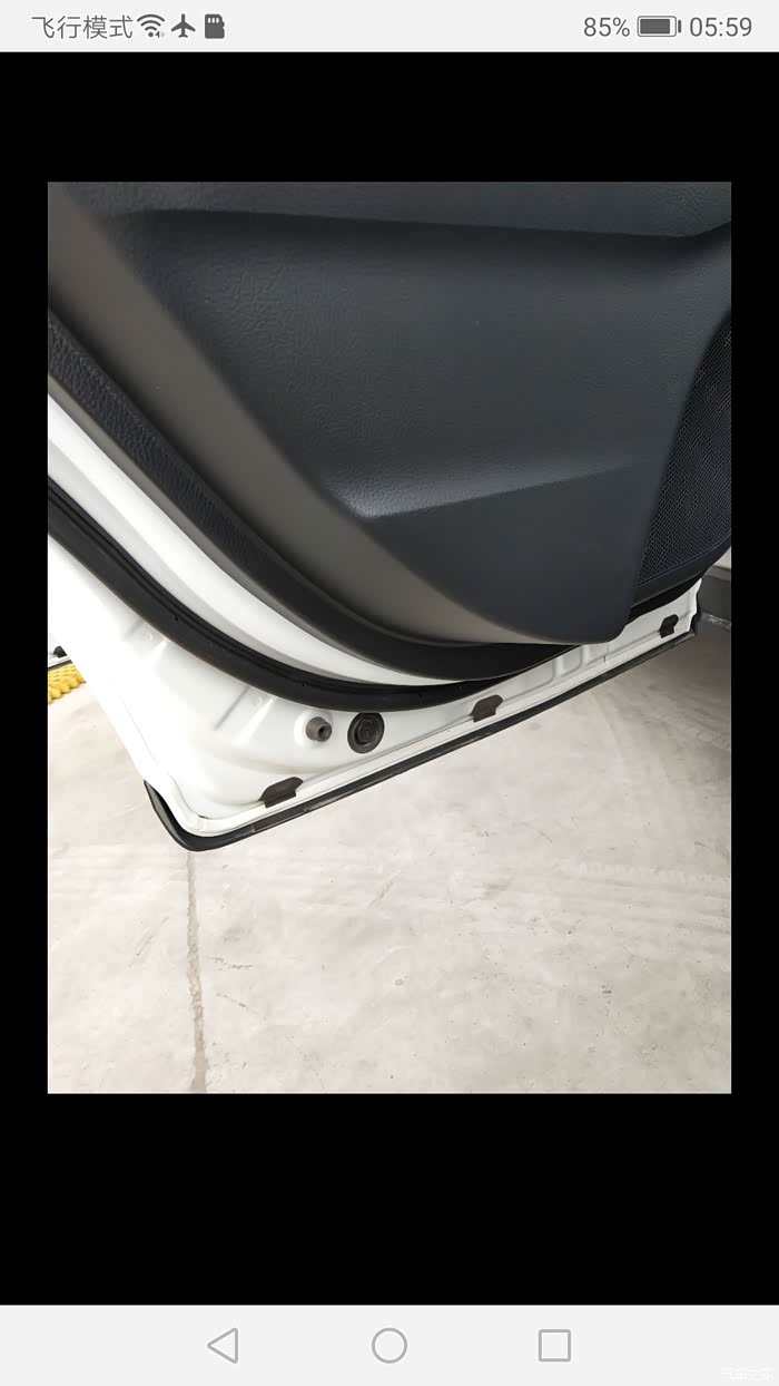 请问大佬们哪个是车门排水孔