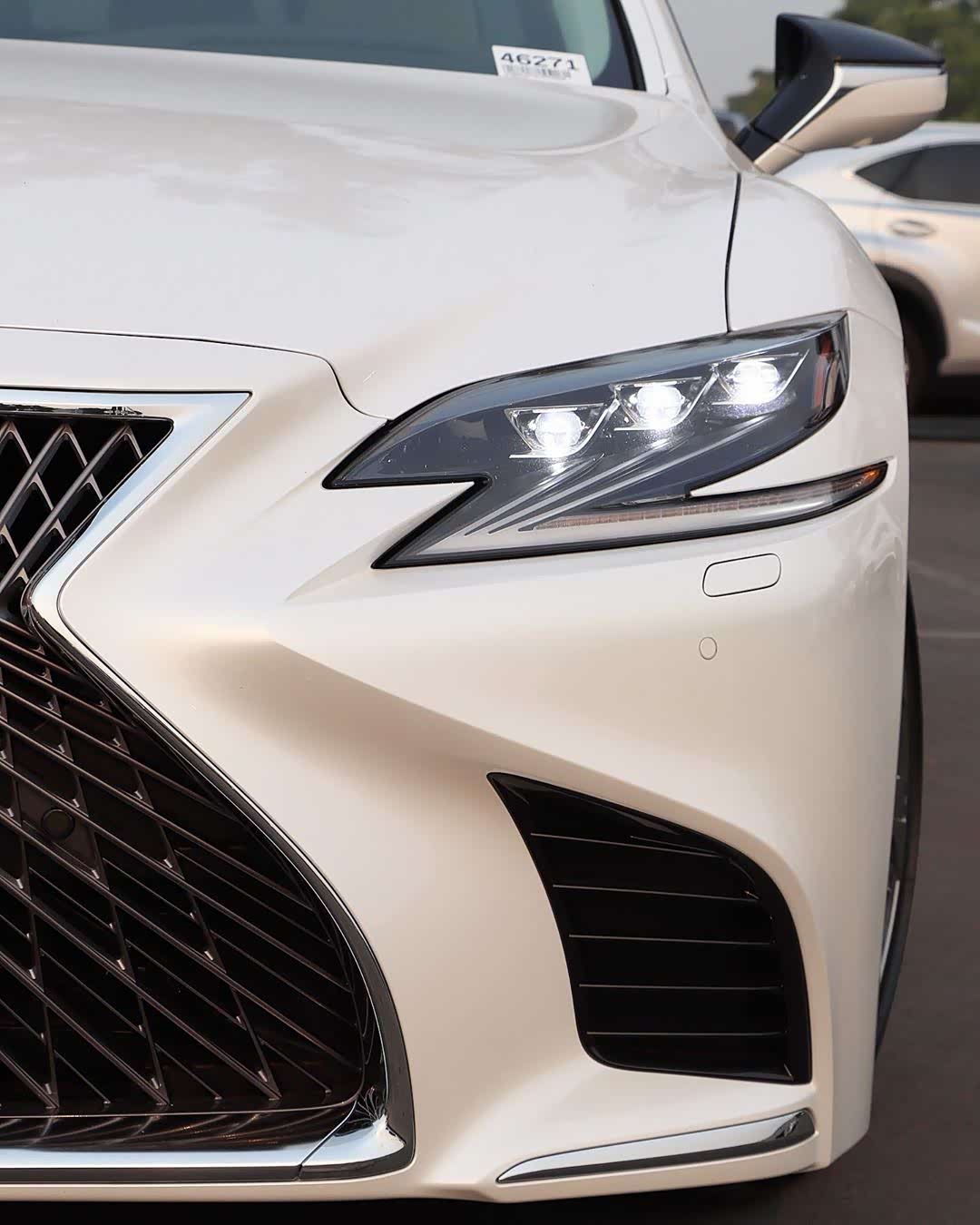 雷克萨斯ls白色车身d级豪华车的一股清流