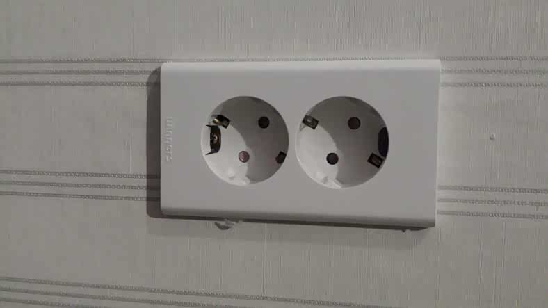 韩国通用电源插座宾馆前台可以租用转换器  自带