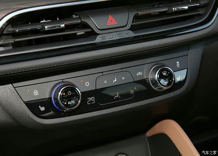 男人的大玩具别克gl6,中控区域漂亮,按键舒适