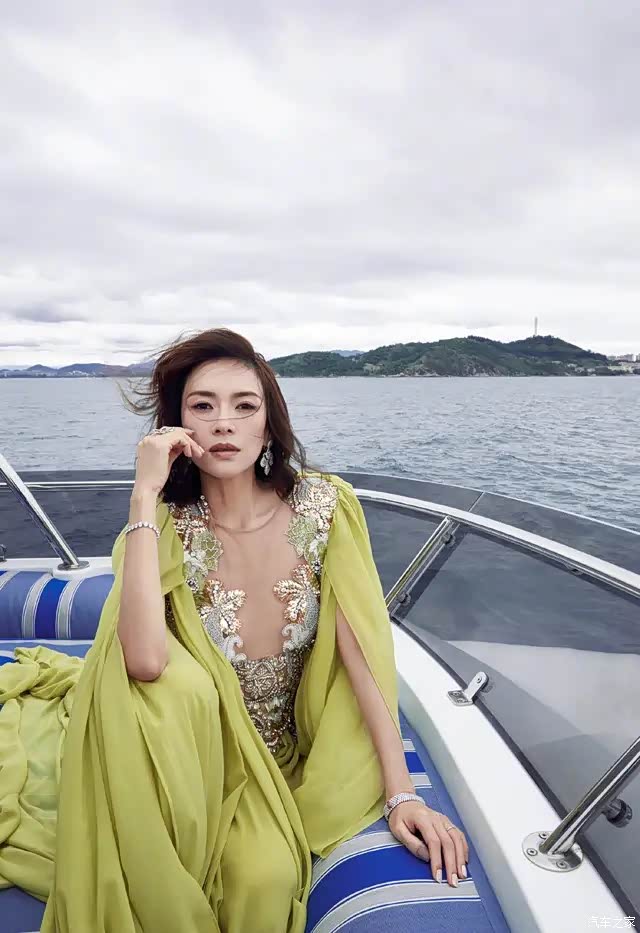 章子怡瘦的太快了,穿低领雪纺裙大秀"排骨胸",身材依旧如少女