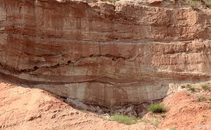 较为松软的砂岩,泥岩夹有各种层理及透镜体.