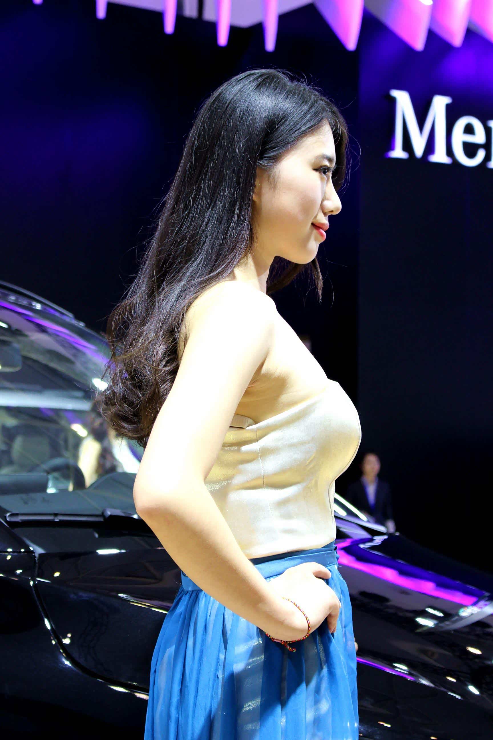 车模们一撇一笑都在勾引着拍照人的心啊