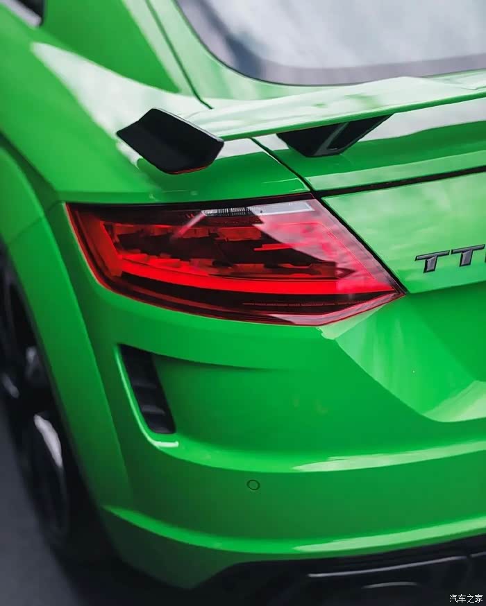 奥迪ttrs实车外形是激进运动的造型设计绿色的车漆涂装