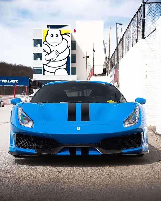 深蓝色的法拉利488 pista