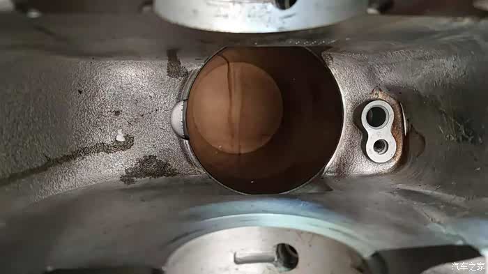 月牙位置可见原厂气缸壁