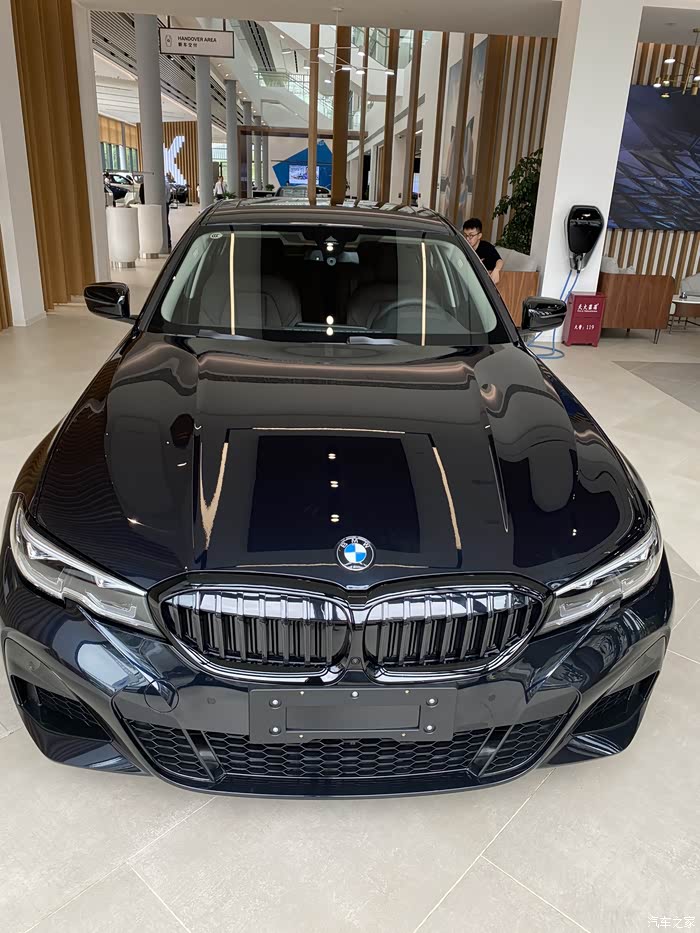 贵阳325i曜夜5月产已提车未减配数字钥匙和一脚踢