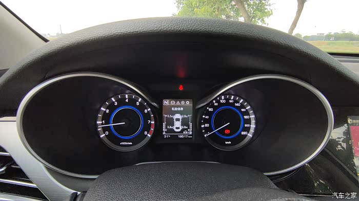 我很喜欢这个冰蓝色的仪表盘,看起来有科技感