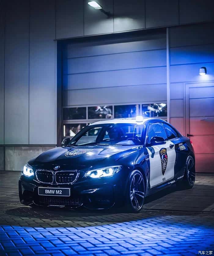 宝马m2警车抓住之后塞到后排带回警局