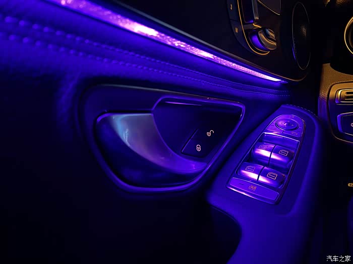 当宝石蓝遇上鹭岛蓝奔驰c260l随拍