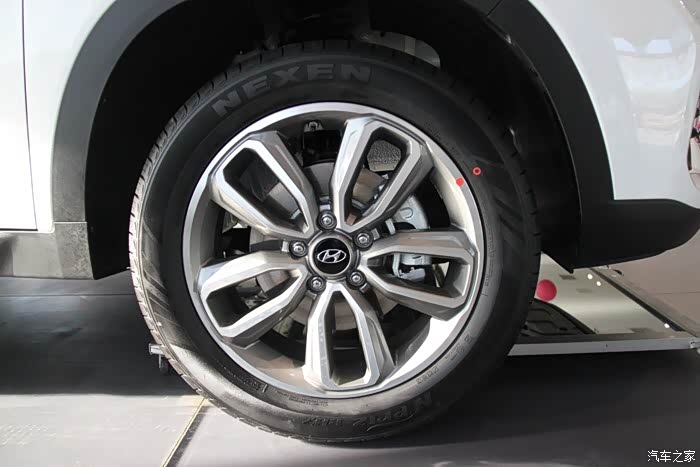 轮毂的造型看着像个花瓣似的