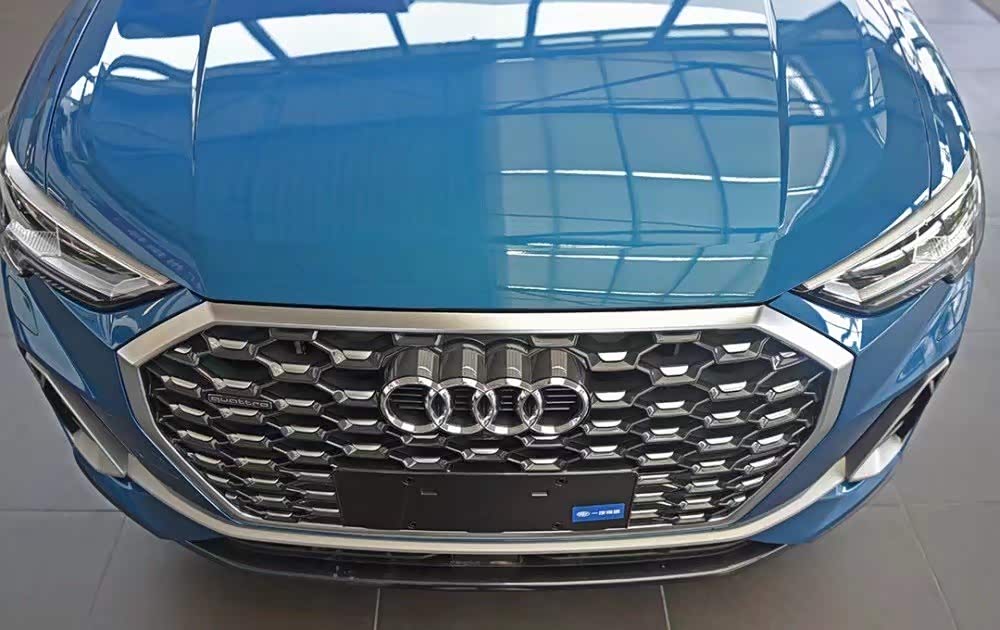 前脸依然是我们标志性的六边形蜂窝状进气格栅,s-line套件