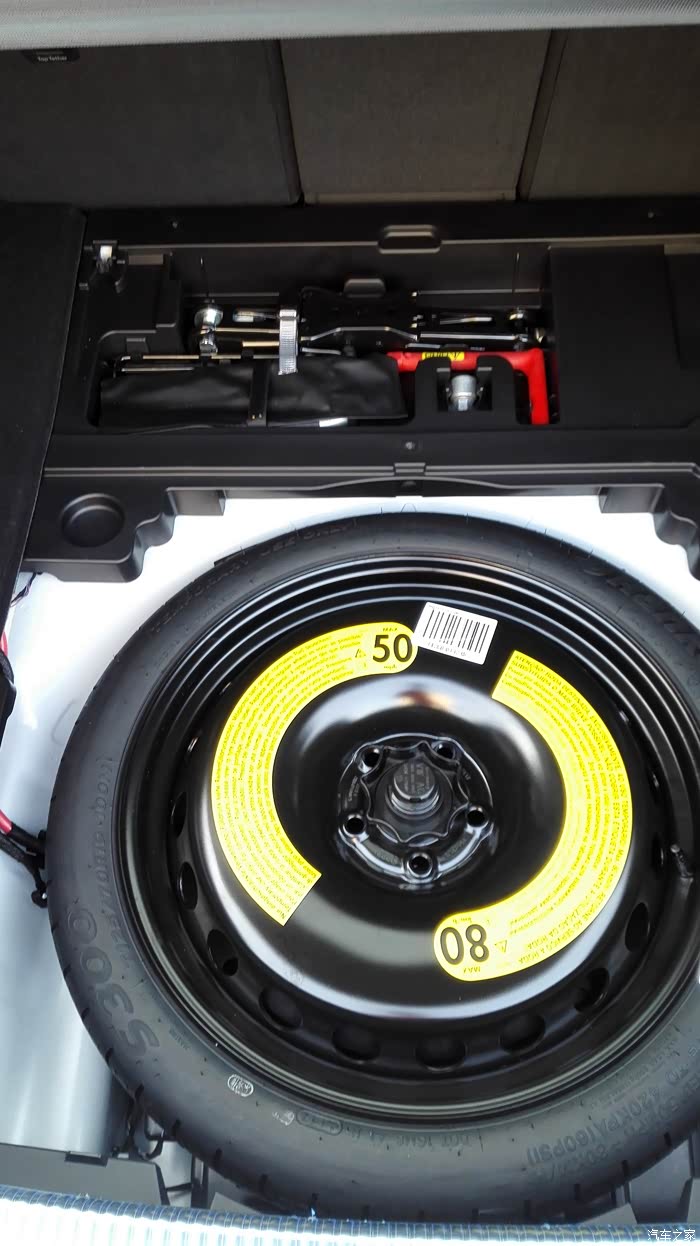 后备箱内的备用轮胎和工具箱