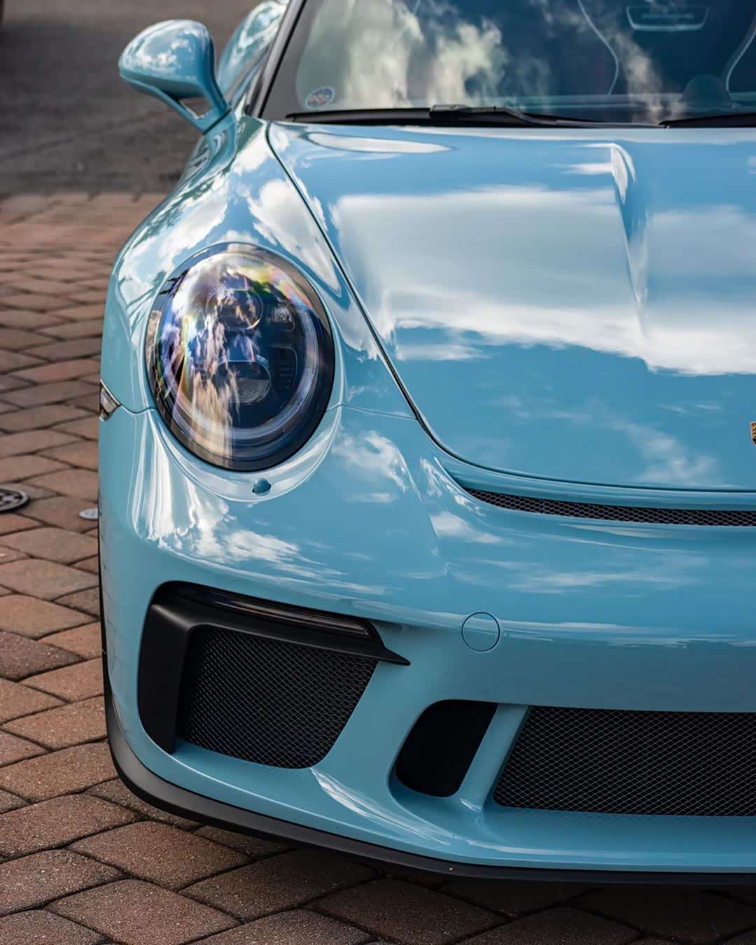 淡蓝色的车型让这台911更加富有活力