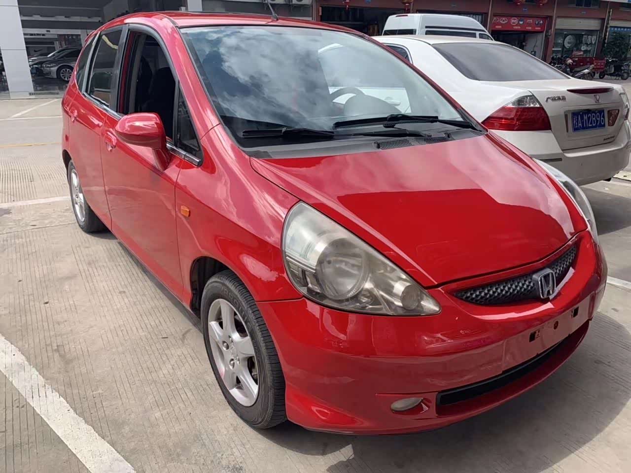 红色老款本田飞度依旧很帅气