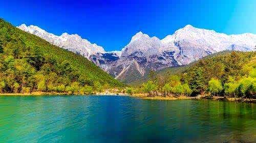 天门中断楚江开 碧水东流至此回.