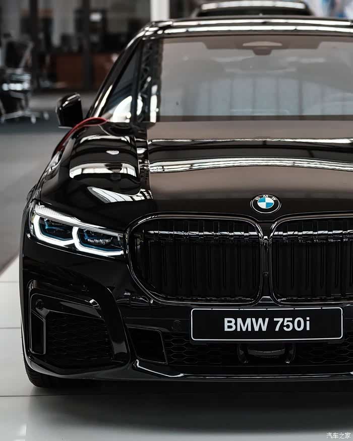 改款之后的宝马7系,这颜可以冲