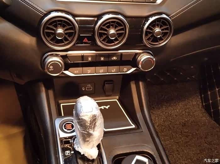 三个圆形出风口和悬浮式中控屏