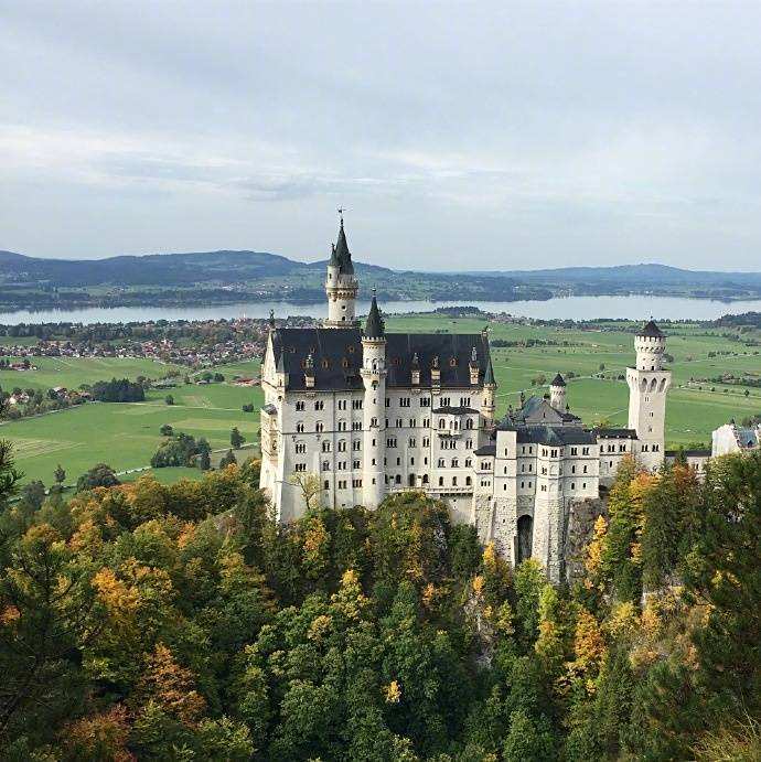 新天鹅堡位于德国巴伐利亚州仿佛置身童话世界