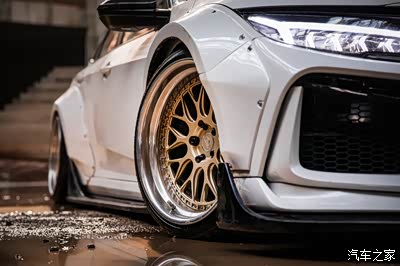 19寸的拉维泽金色大抛边轮毂 配上白色的车身绝对经典