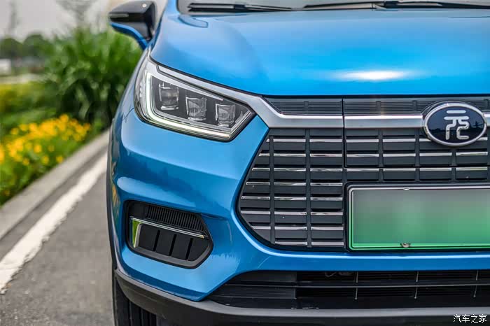 元ev的外观看起来很大气,前脸的dragon face设计我非常喜欢,有时候