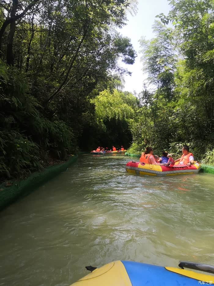 车友相聚雪浪山体验漂流的刺激