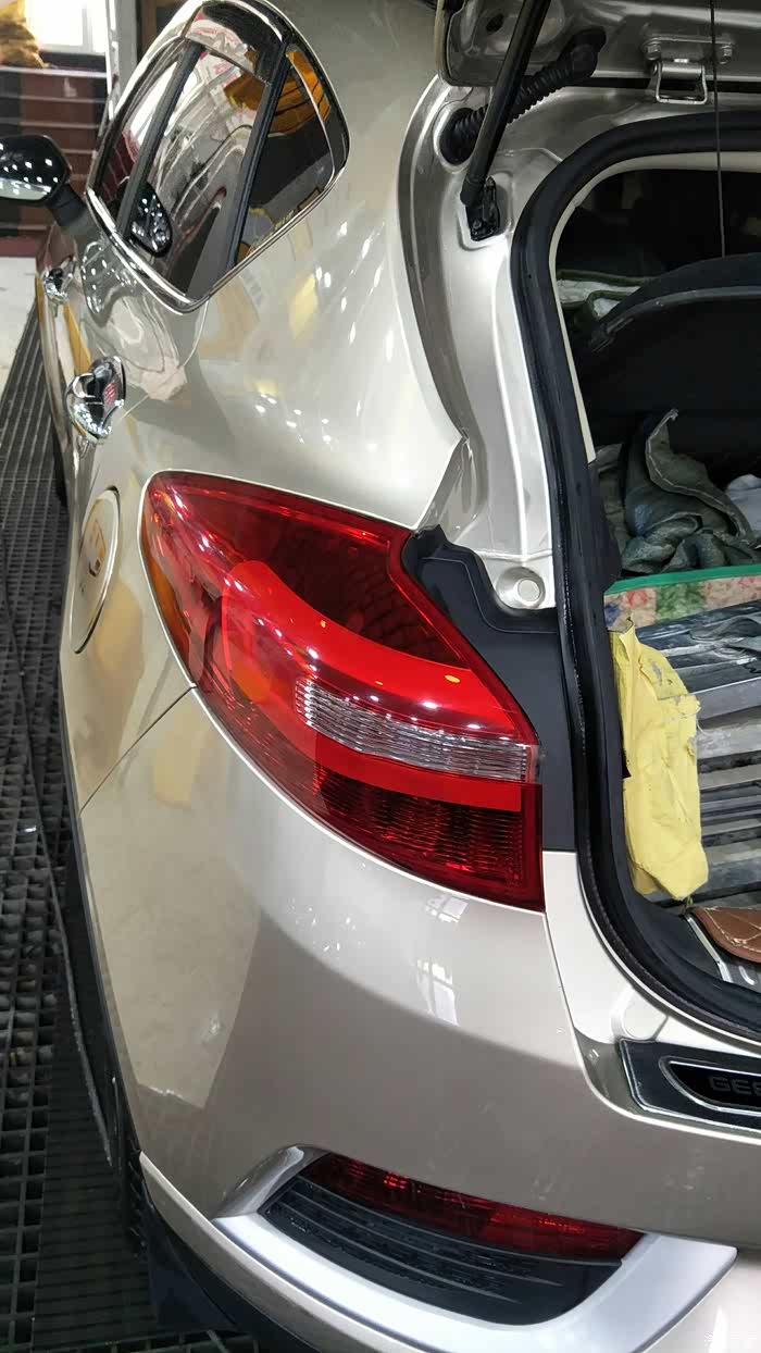 小年快乐帝豪gs尾灯熏黑贴膜记