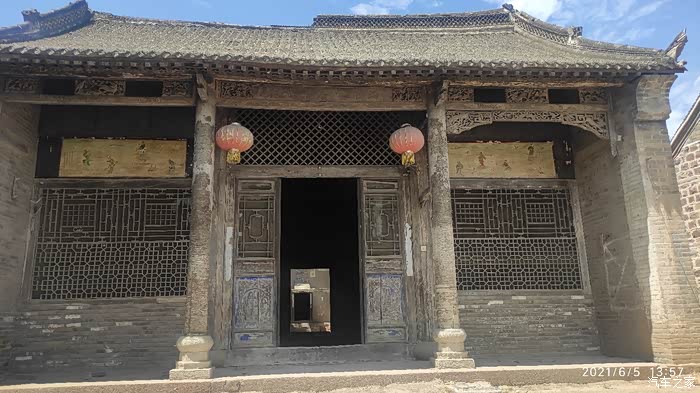 终如所愿开着哪吒v和张哥一起逛宋家大院