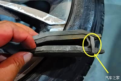 刹车片磨损到了一定程度,就会磨到这个铁片,所以异响.
