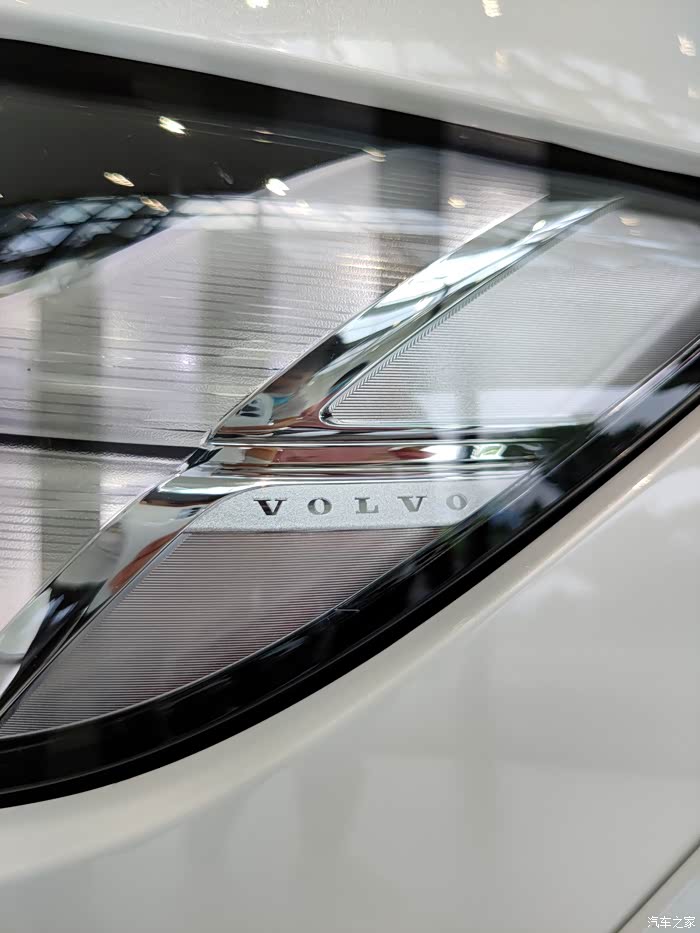 沃尔沃全系标配的雷神之锤大灯!让沃尔沃辨识度变得非常高.